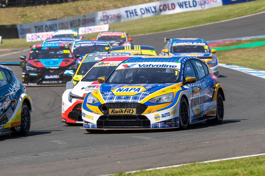 BTCC cars racing at Knockhill
